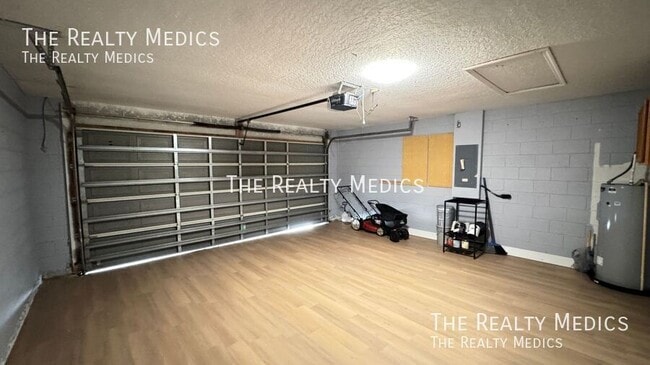 Building Photo - 1040 Elderberry Dr