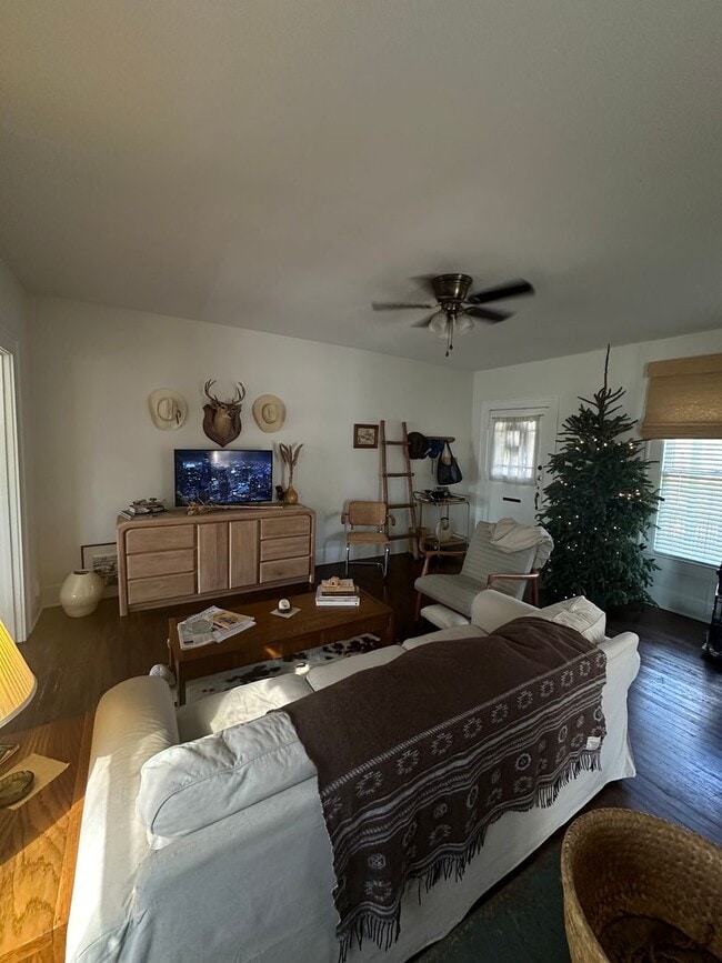 Building Photo - 1 bed 1 bath available for 2026!