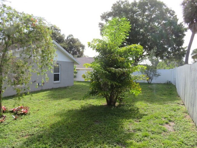 Building Photo - 839 Rosemere Cir