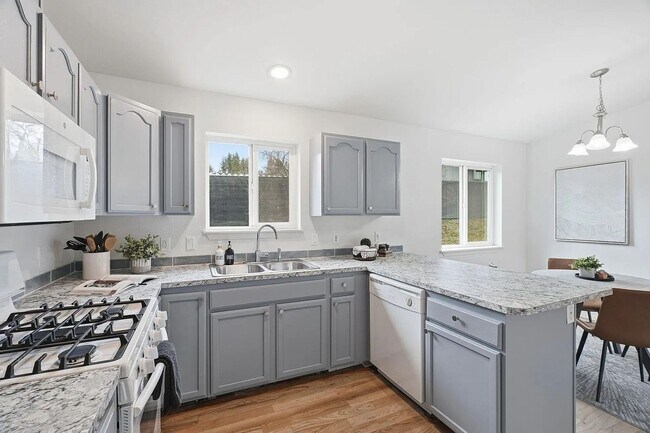 Building Photo - Spacious 4-Bed / 3-Bath South Hill Home — Views, Central A/C, Attached Garage