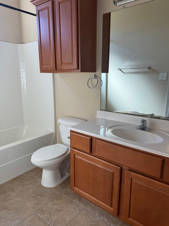 Building Photo - JULY MOVE IN - Spacious 3 Bedroom 3.5 Bath...