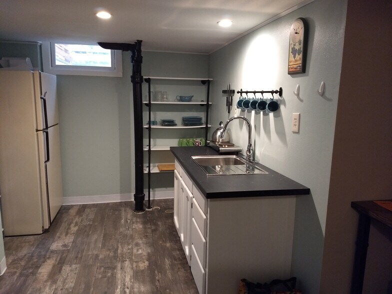 Kitchen - 1530 Manor Dr