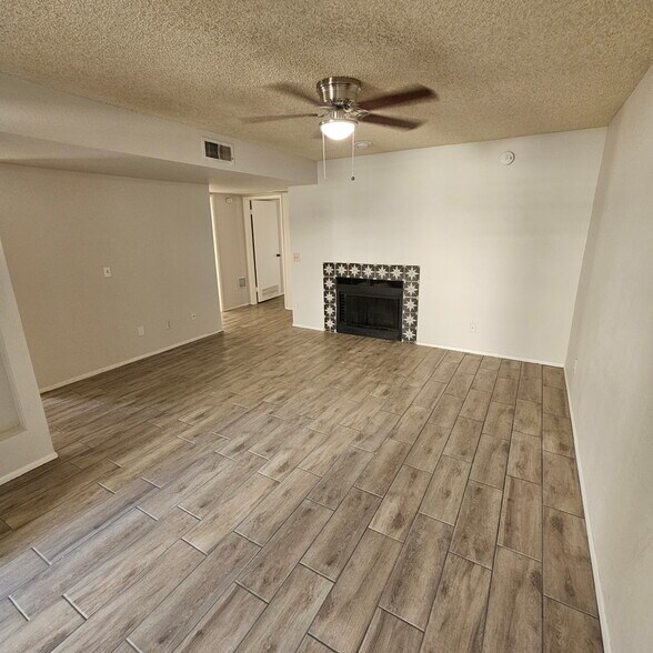 Building Photo - 850 S River Dr