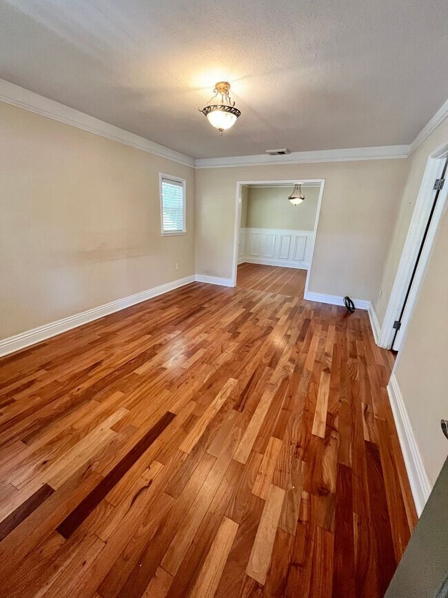 Building Photo - MOVE IN READY!! 2 BEDROOM 1 BATH W/OFFICES
