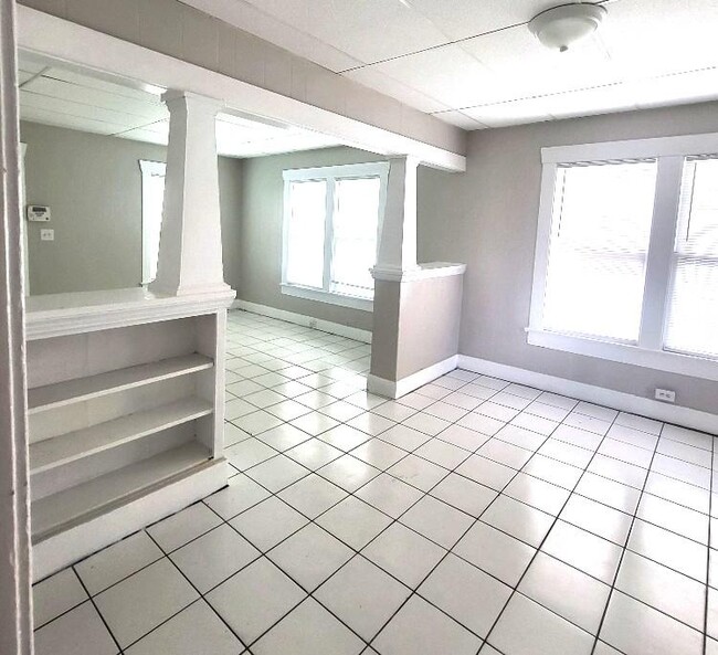 Building Photo - 2.0 bedroom in St. Petersburg Florida 33705