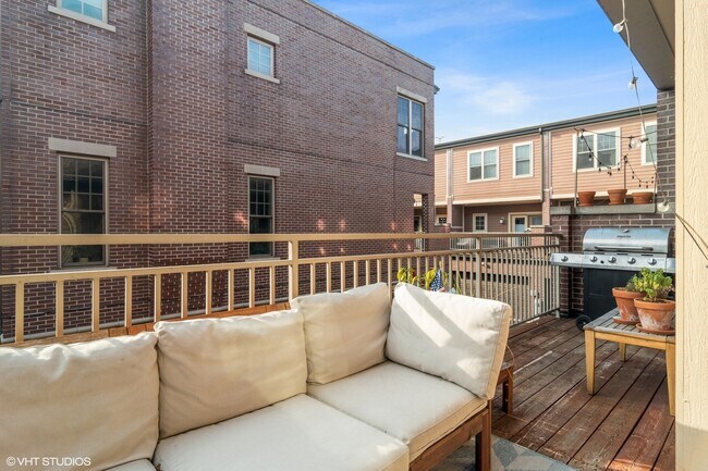 Building Photo - 3019 W Cornelia Ave