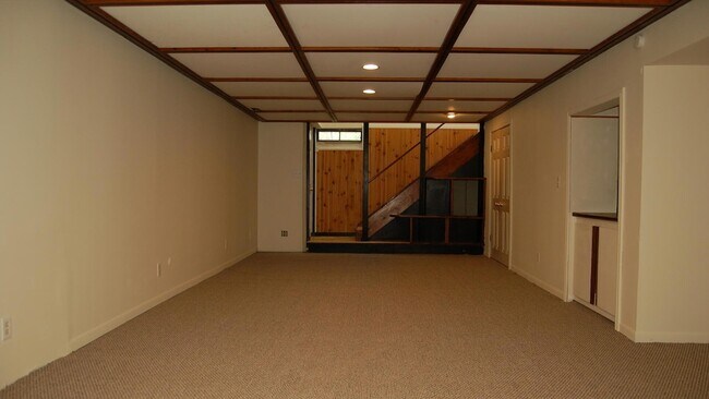 Building Photo - 924 N Maple Rd