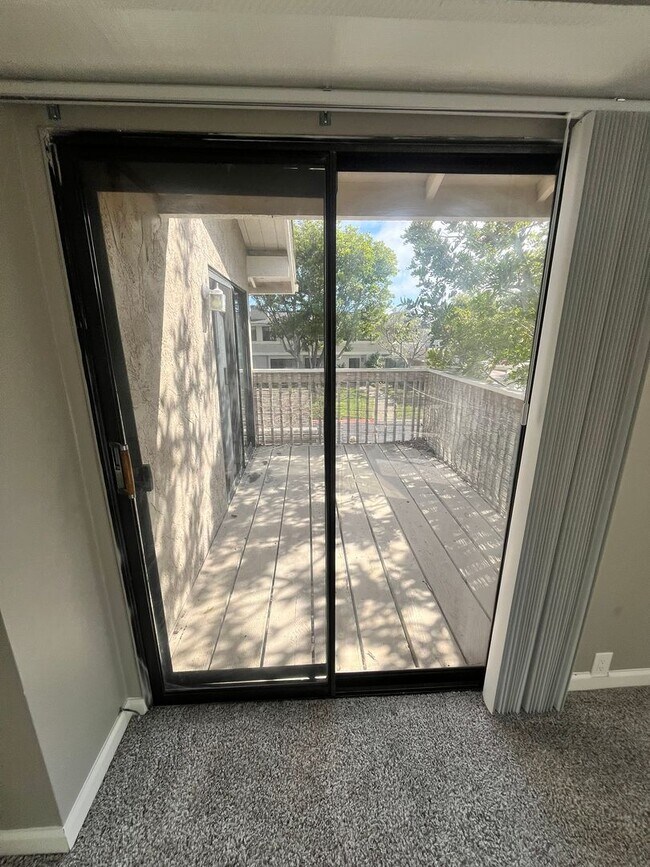 Building Photo - For Rent: 3 Bed, 2.5 Bath Townhome in Univ...