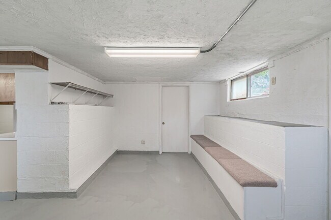 Building Photo - 1315 E Red Bud Rd