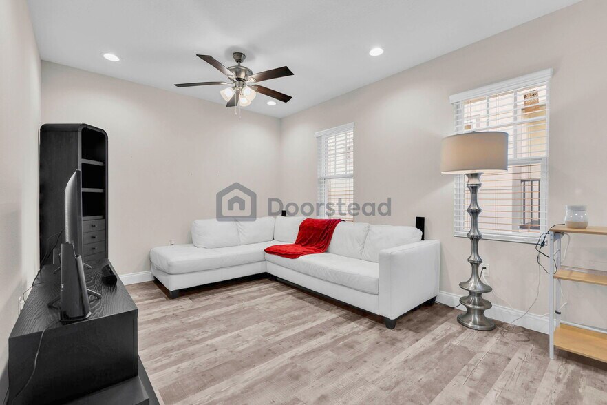 Building Photo - 4114 N Nebraska Ave