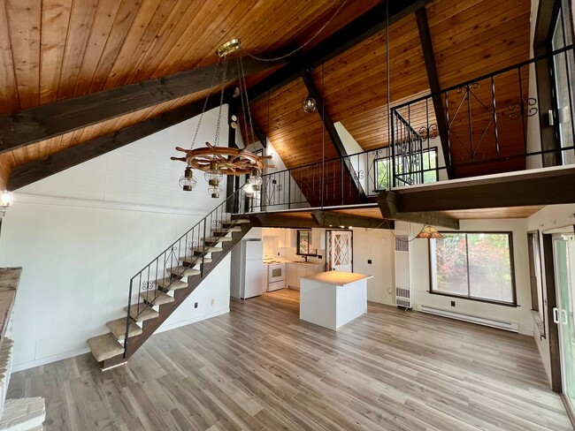 Primary Photo - Charming 2 Bedroom House overlooking Birch...