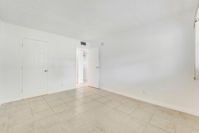 Building Photo - 541 Saxony Dr