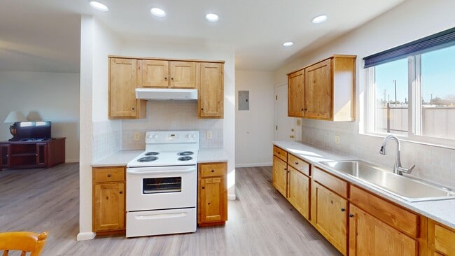 Building Photo - 2 Bedroom - 1 Bath Fully Furnished Apartment