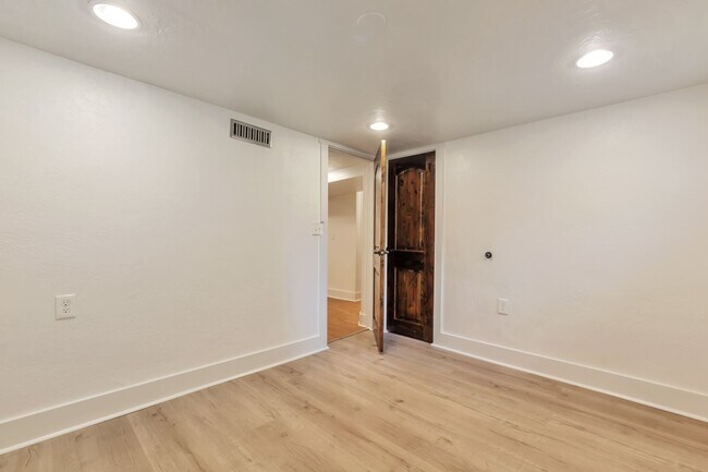 Building Photo - 4858 Viewmont St