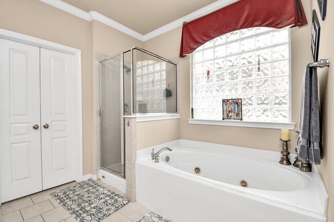 Building Photo - 8030 Crescent Knolls Dr