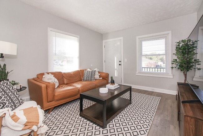 Building Photo - 3 bedroom 3 bathroom Single Family Home