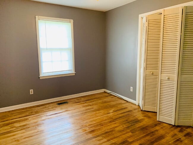 Building Photo - CUTE 3 BR, 1 BA BRICK HOME IN CONVENIENT MT OLIVE LOCATION