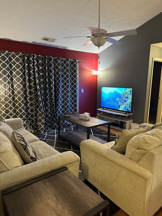 Building Photo - 4611 Court Yard Dr