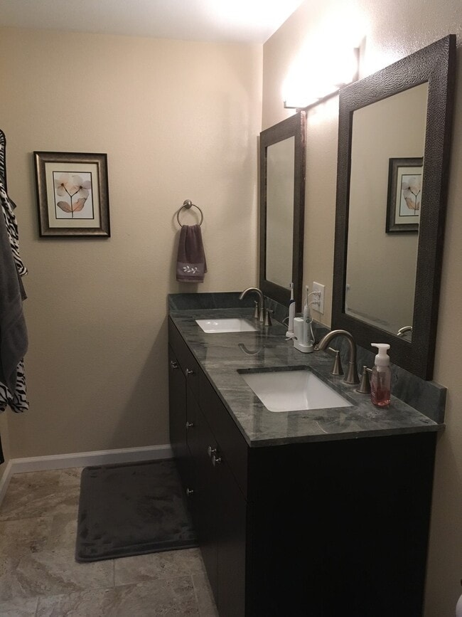 Building Photo - 3 Bedroom Condo - End Unit For Lease