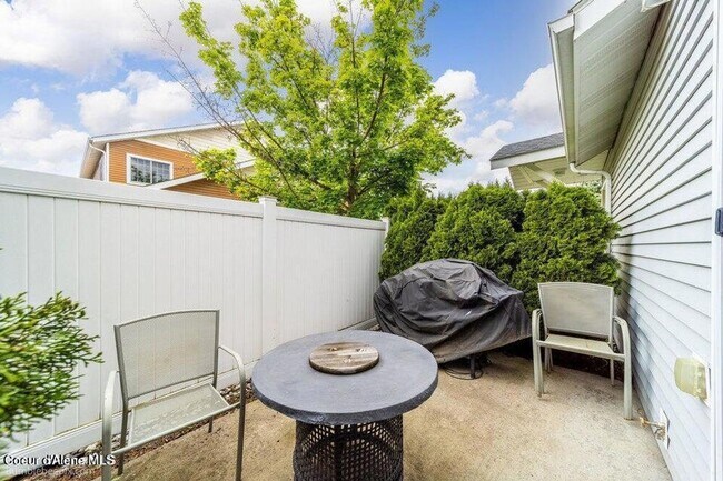 Building Photo - Beautiful Updated 3 Bedroom Condo with A/C, Garage & Fireplace in Forsythia Place!