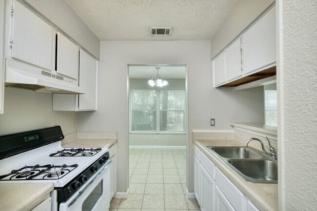Building Photo - 6904 Deep Cir