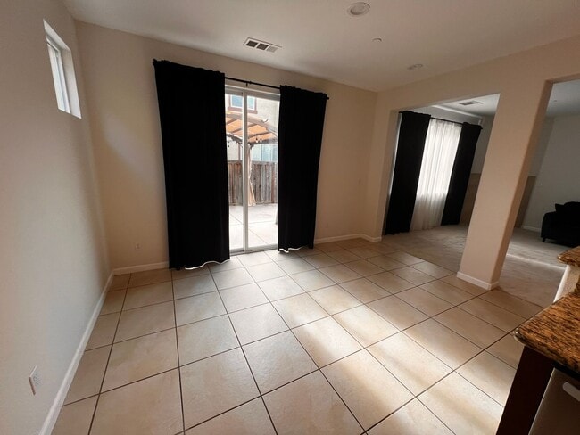 Building Photo - Great looking home and neighborhood in the...