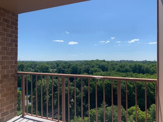Building Photo - Rarely Available Penthouse 1BD/1BA in Gros...