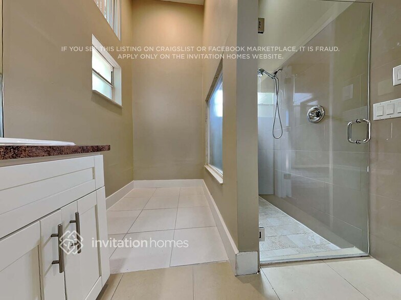 Building Photo - 4433 NW 67th Ave