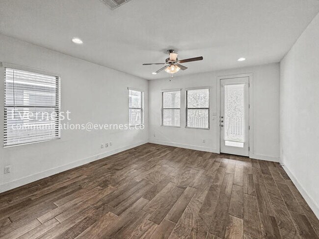 Building Photo - 3 Bed, 2 Bath Home with Fenced Yard & Garage / Pet-Friendly / Available Now!