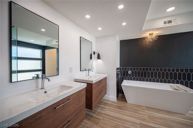 Building Photo - 330 E Country Club Dr