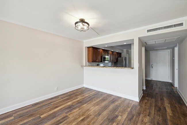 Building Photo - 4 Royal Palm Way