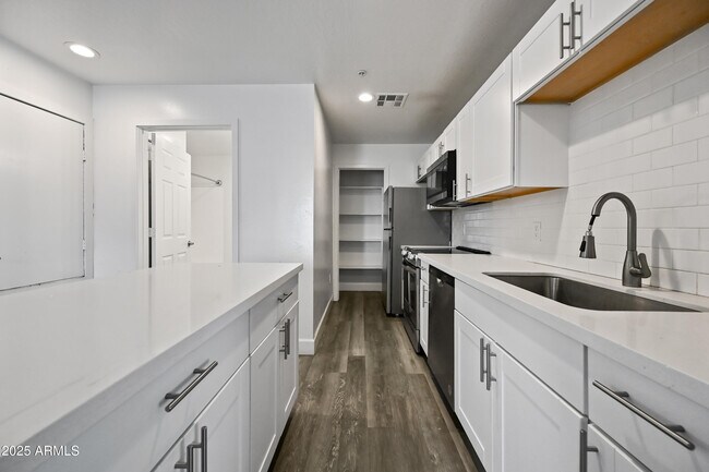 Building Photo - 3065 N 67th Ave