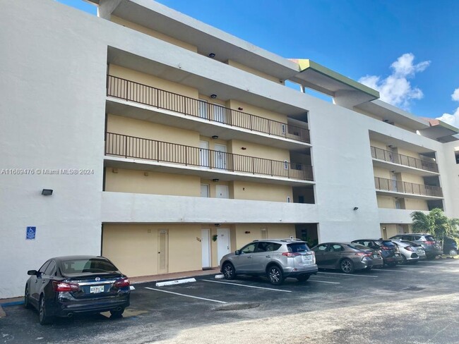Building Photo - 8860 Fontainebleau Blvd