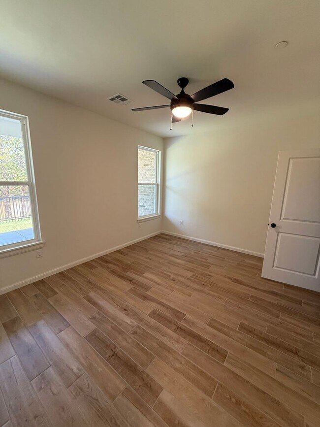 Building Photo - Fall special! flexible terms and easy move in!! 3 bed 2 bath 2 car in bungalow Heights, beautiful...