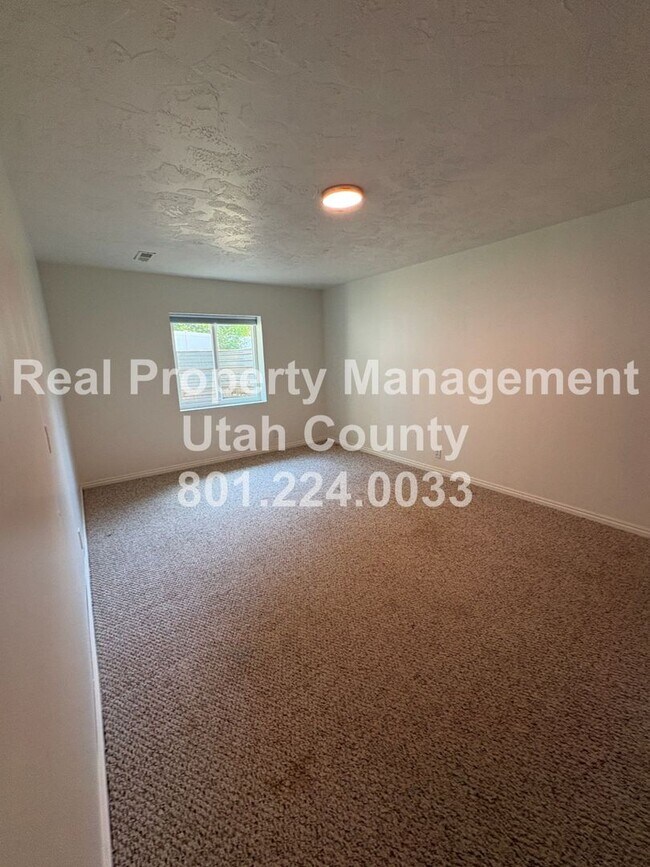 Building Photo - Large and Spacious 4 Bedroom Home!