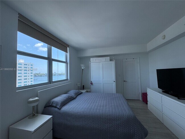 Building Photo - 7501 E Treasure Dr