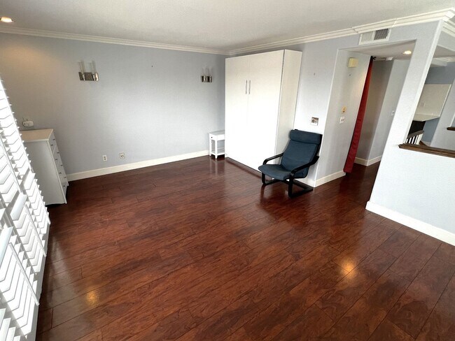 Building Photo - Modern Beachside Living – 2-Bed, 2.5-Bath ...