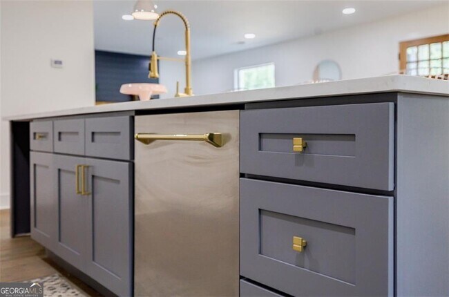 Building Photo - 2749 Memorial Dr SE