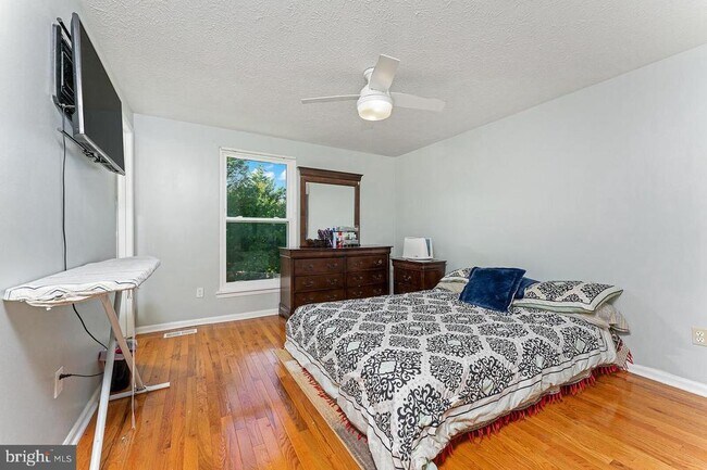 Building Photo - 223 Laura Anne Ct