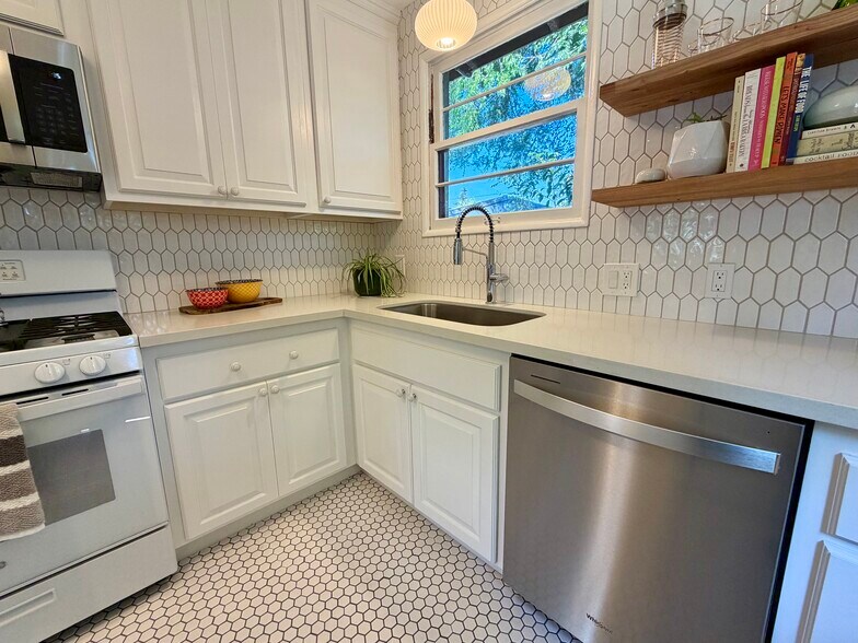 Kitchen - 2101 Laverna Ave
