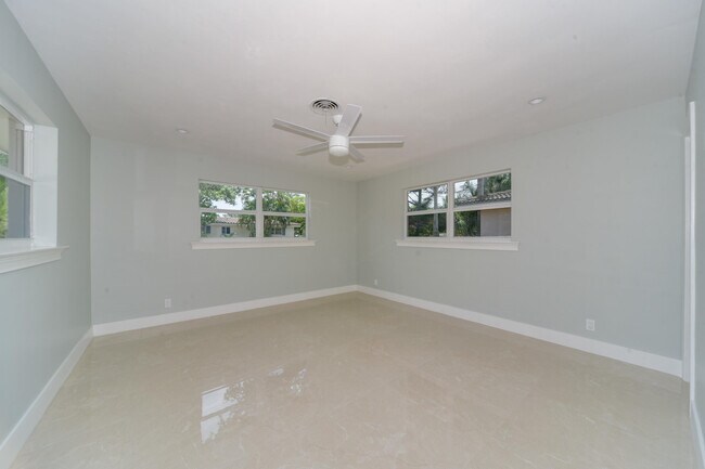 Building Photo - 709 W Royal Palm Rd