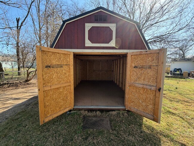 Building Photo - LIve in beautiful downtown Franklin!