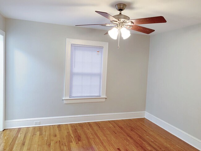 Building Photo - 3 Bedrooms 2 Full Baths with fenced in bac...