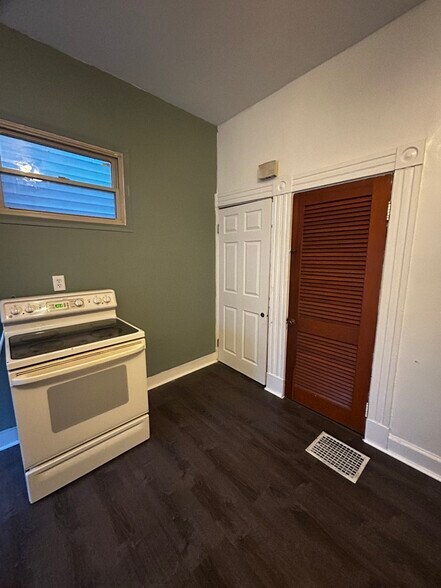 Building Photo - 428 8th Ave