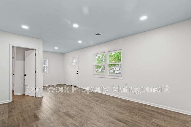 Building Photo - 3020 Azalea Dr