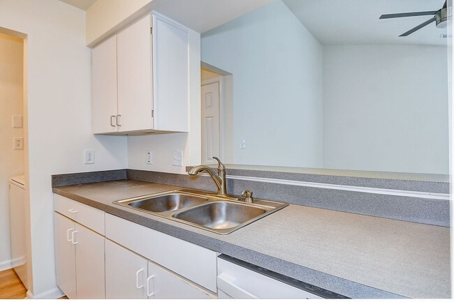 Building Photo - 2393 London Pointe Dr