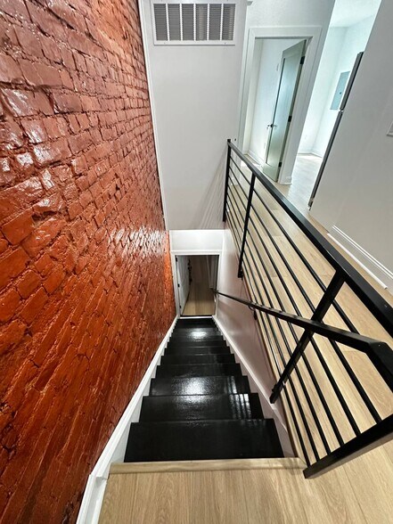 Building Photo - 1229 W Somerset St