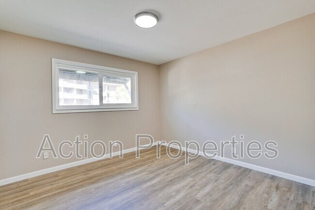 Building Photo - 685 Foxtail Dr