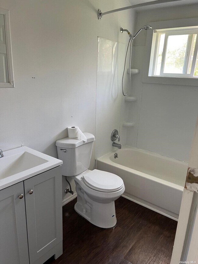 Building Photo - 648 Taylor Ave