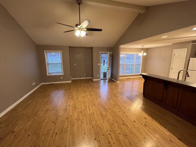 Building Photo - Ranch rental with split floor plan